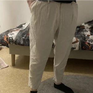 Linnebyxor - Linnebyxor från zara Bomull/linne, använda men bra skick Eur 44, passar den som är ca 160-170 lång! 250kr + frakt, kan gå ner lite i pris vid snabb affär