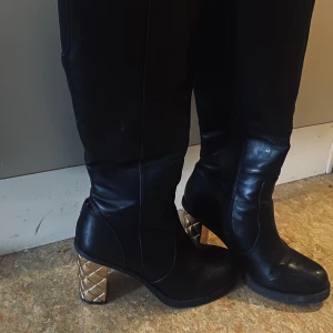 Klackskor med guldklack - Snygga höga klackar med en guld klack !  Använda2 ggr min under jul !  Strl 39 