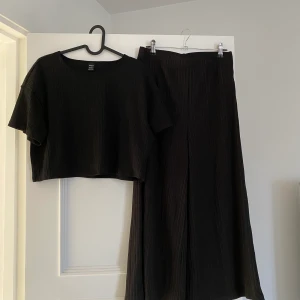 Set t-shirt & byxor  - Snyggt och skönt set, t-shirt & byxor i ribbat tyg. Aldrig använt!