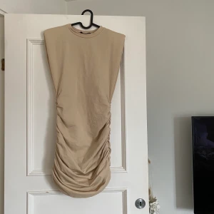 Beige klänning  - Snygg beige klänning i t-shirt stil.   Säljer likadan i svart, separat annons.