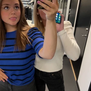 Blå randig blus - Säljer denna fina blusen från Lindex då den inte riktigt kommit till användning. Använd fåtal gånger💘. Storlek M men passar L & S då den är stretchig i materialet. Jättefina detaljer på armarna och perfekt armlängd då d är lite längre är en t-shirt. 