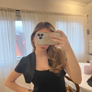 Bolero - Svart bolero i siden. Har en i storlek 36 och en i 38. Jag bär 36 på bilden❤️‍🔥 Helt nya, aldrig använda💓