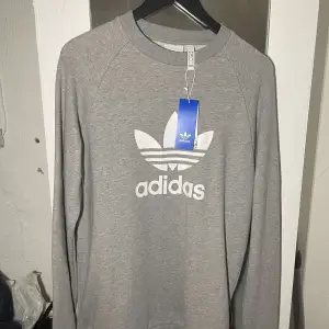 Helt ny och oanvänd tröja från Adidas, grå, storlek S men passar även M. Nypris ca 700kr
