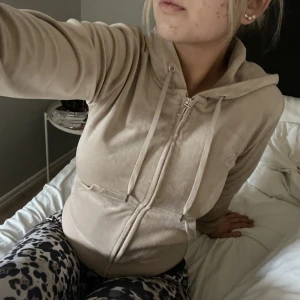 Juicy Zipup - Inprincip aldrig använd! Inga defekter för fem öre. Säljer för att jag inte använder den helt enkelt. Priset är diskuterbart. Nypris 1200. 