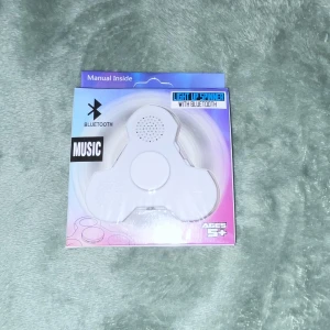 Fidget spinner med musik och led - En fidget spinner du kan koppla till din telefon via bluetooth för att spela musik.  3 lysande LED-armar. Fidget Spinner s Bluetooth ansluten till smartphones!  Andra bilden är en lånad bild, den är helt ny och aldrig ens uppackad!   100 kr eller bud