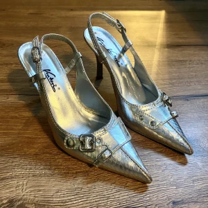 Super trendiga silvriga klackar! - Säljer dessa super coola silvriga ”kitten heels” !!! Säljer pga för små för mig… Storlek 36 skulle jag säga men passar 37 också❤️ Använd köp nu funktionen!!