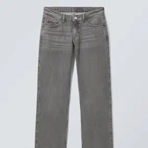 Knappt använda low waist arrow jeans från weekday i strl 27/30 i färgen comet grey som är slutsålda✨
