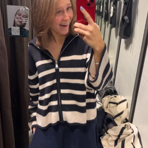 stickad kofta zara 🤍 - så himla fin, men används inte alls lika mycket längre. bra skick! rejäl i materialet, superskön! jag har vanligtvis s i tröjor som referens. 🤍 frakt tillkommer 