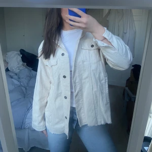 Manchester jacka - Skitsnygg jacka från Zara som tyvärr inte kommer till användning! Perfekt till våren och så snygg färg! Köpt för 600kr och säljer för 150kr+frakt!🙌🏼