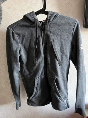 Adidas kofta - Adidas kofta tajt, har en liten klorinfläck vid armhålan gömd. (behövs såklart strykas, då den legat i en bunt med kläder som ska säljas) kan går ner i pris