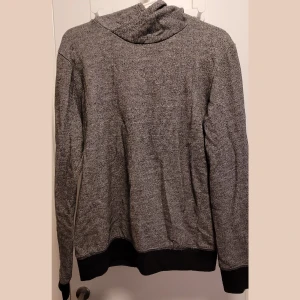Gray hoodie - Size S, lightly used and has few loose strings. Feel free to contact for more info & Swedish. 