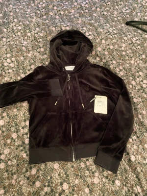 Juicy Couture tröja  - Säljer min Juicy Couture jacka, Storlek S. Köpt för 1099kr på TarabyLady i Göteborg. Använd ca 5 ggr. Inga skador etc