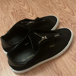 Axel arigato skor - Hejsan har ett par nästan nya Axel arigato skor använda Max 4-5 gånger, storlek 42 