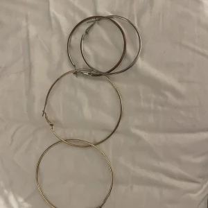Earings - Selling theese earings there is two pair one is bigger and is gold color and the others are smaller in silver (color) 50kr for both pairs