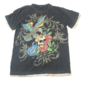 T-shirt med tryck - Svart t-shirt med dödskalle. 