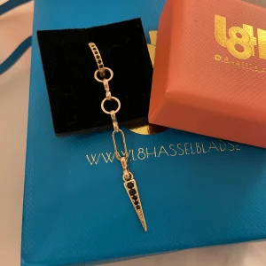 Helt nytt L8HASSELBLAD örhänge i guld!! - Säljer nu mitt galet snygga örhänge från L8Hasselblad!! Helt nytt endast testad!! Går ej att köpa på hemsidan längre då den tog för lång tid att tillverka!! Säljer då jag har bytt till silver fick i present! 18Karat guld pläterat på stierling silver!❤️🤩