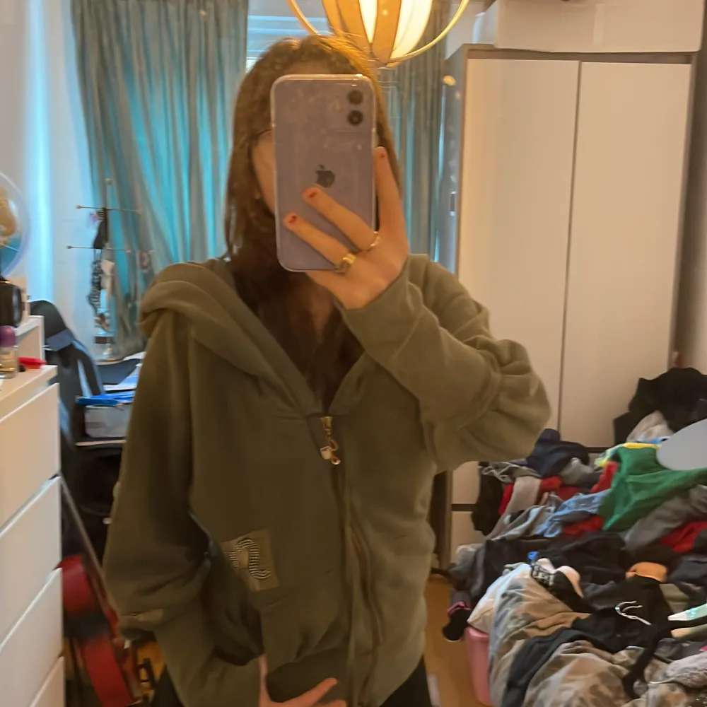 Super fin militär grön hoodie med med rhinestone tryck där det står  Sue’s (framme) pistol (bakom) och jewel på armen. Köpte den på second hand butik lokalt. Hittade ingen användning så jag säljer här på Plick!   Köparen står för frakt!. Hoodies.