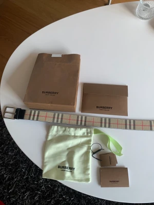Burberry bälte - Hej säljer nu mitt burberry bälte! 95cm. Köpt på hemsidan för 3100kr. 