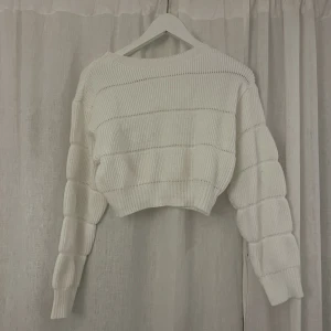 Stickad tröja - Fin vit stickad tröja, säljs då jag rensar garderoben💗hör av dig vod föer frågor eller bilder💗