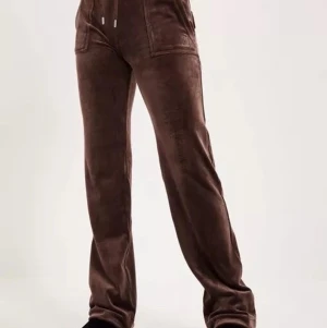 Juicy byxor xs - Jättefina juicy byxor i den bruna färgen! Säljes för att de är lite för korta för mig som är runt 170cm, de slutar ungefär precis vid anklarna vilket är lite för kort för min smak! Använda endast ett fåtal gånger så är i fint skick💓 Köparen står för frakt