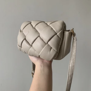 Beige axelremsväska  - Beige axelremsväska. Aldrig använd. 