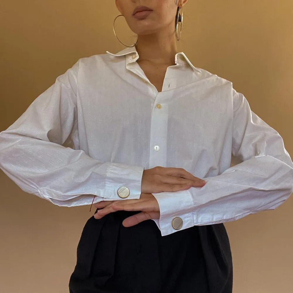 Vintage Embroidered Cotton Blouse in White with Embroidered Detail. Crisp White Cotton Fabric. Cufflinking Sleeves, Cufflinks Sold Separately. Made in Germany. Pristine Condition.  100% Cotton  Best Fits M/L. Toppar.
