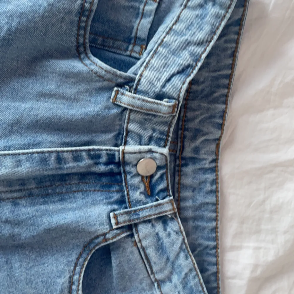 Jeans i bra skick använda men inte mycket, dom är precis som nya, bra kvalitet och fina. Högmidjade.. Jeans & Byxor.