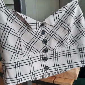 Söt Tröja - En gullig tröja som blivit använd fåtal gånger. Färgen är rosa vit aktig. Det är en storlek M men jag har sytt in den så den passar XS.