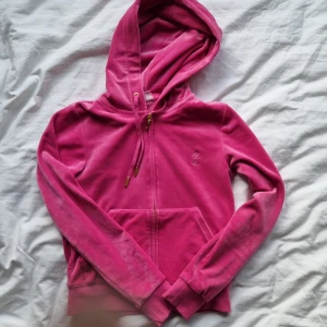 Rosa juicykofta  - Superfin juicykofta i nyskick från deras sportkollektion. Gulddetaljer. Strl XS. Köparen står för frakt. 