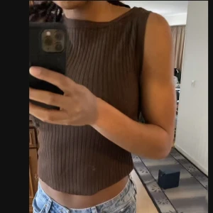 Stickad brun topp - Stickad brun kortärmad topp, aldrig använd 🌸