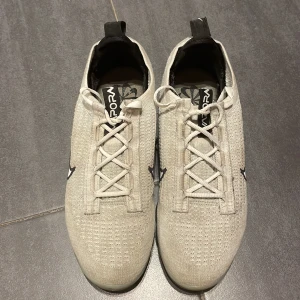 AIR VAPORMAX 2021-Sneakers-white/black/metallic silver/grey fog - Har använt de i några månader men är fortfarande i ganska bra skick. Sulan är inte punkterad men skorna är dock lite smutsiga men det går att få bort. Köptes för 2500kr och säljs nu för 800kr. Pris kan diskuteras.