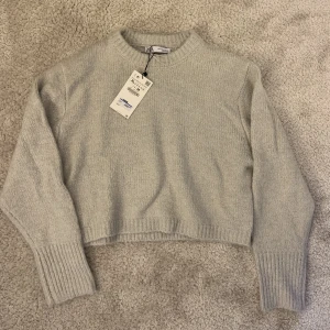 Stickad tröja - En helt oanvänd stickad tröja från zara, modellen är lite croppad med normallånga ärmar. Säljs pga att den råkade köpas i helt fel storlek.