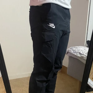 Nike cargo pants  - Säljer dessa då de är för tajta och vill ha mer vida byxor men de är väldigt feta om man har mindre ben!