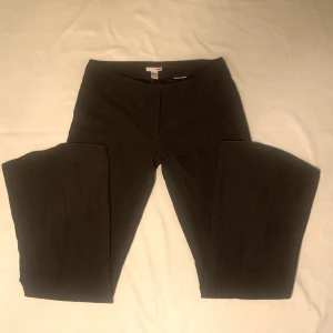 Kostymbyxor - Bruna kostymbyxor från gamla hm. Lowrise och liten detalj vid knäna. Skönt rätt tunt material. Köpta second hand men inga synliga defekter🤎 Innerbensmått: 82 cm Midja: 78 cm  Skriv för bild på!