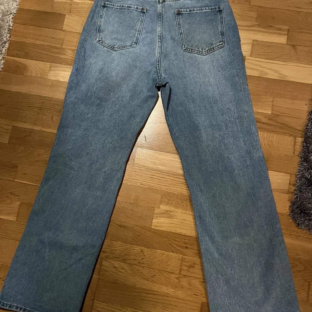 Helt oanvända jeans med prislapp kvar i storlek M.  Orginalpris är 599kr  Säljer dem för 200kr. Jeans & Byxor.