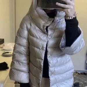 Herno jacka - Intressekoll på min herno jacka!! I bra skick men lite deffekter på ena armen, kan skicka bilder privat❤️Hade varit intresserad av att byta mot en annan färg eller mot en Moncler cardigan ❤️