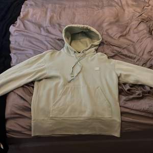 Oanvänd acne hoodie köpt för 2,000 behöver bara 500 eftersom att den är för liten för mig hör av dig för mer frågor osv storlek xs