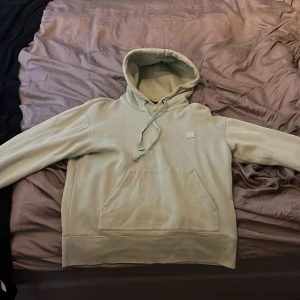 Acne studios hoodie - Oanvänd acne hoodie köpt för 2,000 behöver bara 500 eftersom att den är för liten för mig hör av dig för mer frågor osv storlek xs