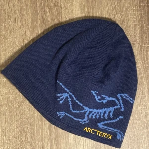 Arcteryx Mössa Blå  - Säljer nu min Arcteryx mössa, den är använd tidigare och är inte ny. Däremot är den fräsh och inga tecken på slitage finns. 