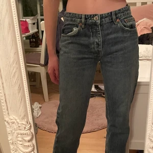 Lågmidjade zara jeans - Säljer dessa jättefina jeans då de tyvärr ej kommit till användning. Nästan nyskick!
