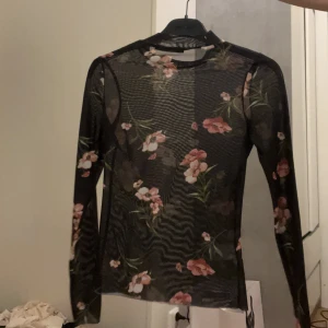 Tröja  - Genomskinligt tröja, har aldrig använt den, den är helt ny, materialet är skönt man stör sig inte på det.