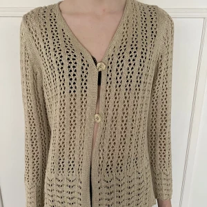 Stickad kofta - Stickad kofta i oklar storlek men uppskattar att den passar allt från S-L. Den är i gott skick. Personen på bilden är 185