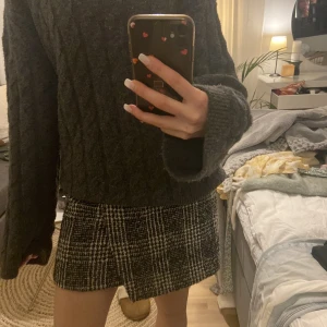 Ruting ull kjol - Säljer denna gosip girl vibe kjolen. Matrealet är jätte skönt nu till vinter och vår💕