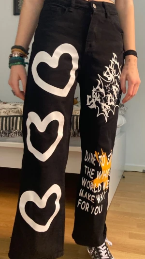 Svarta byxor  - Snygga byxor med tryck på. Är i bra skick. Är ganska små. Kan skicka mått lm någon vill ha de ❤️