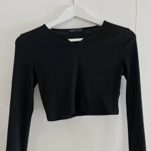 Croppad tröja🖤 - Kort fin långärmad T-shirt med söt detalj 