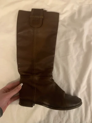 Supersnygga boots - Boots från kalliste, jättefina men har tyvärr blivit lite för små! Stl 37:)) säljer billigt då jag haft den länge men dem har använts Max 3 gånger. Dem kostar i nypris ca 2500kr