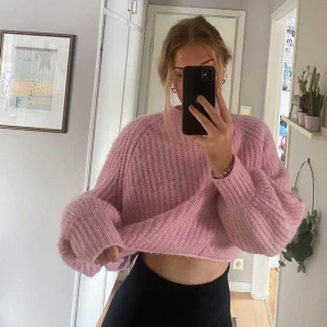 Stickad tröja zara - Jag säljer min rosa stickade tröja från zara i stl s. Tröjan är lite croppad men inte jätte, perfekt nu till våren. Vid frågor är det bara att höra av sig. Köparen står för frakten💗☺️