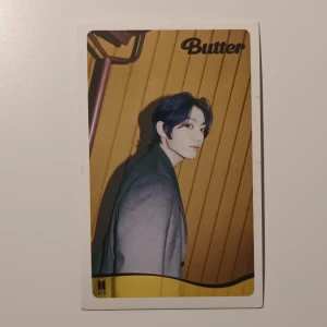 Bts kort - 🌸BTS🌸 Bts lomo card Butter: Jungkook. I nyskick och superfin, passar till att ha i genomskinliga mobilskal eller som dekoration av ditt val. 20 + frakt💕 Ej pc. Skickar bild innan jag postar.
