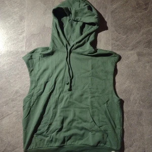 Hoodie - Hoodie utan ärmar. Aldrig använd, köptes som present och tar bara upp plats just nu. Strlk S-M 