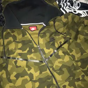 Säljer en Nike zip up hoodie tech camo färg, använd en gång, Storlek XXL, Pris :900 + frakt men kan även bli upphämtad i Helsingborg (mötas)